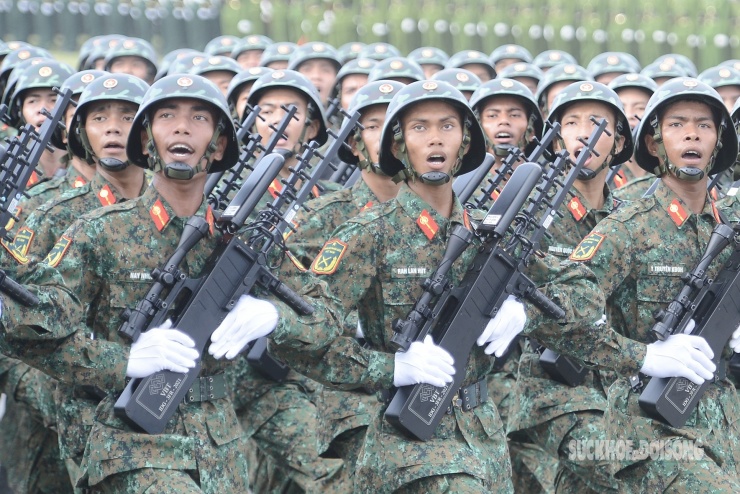 Các khối đi bộ có động tác cá nhân, đội hình hàng ngang, hàng dọc tương đối đều, đẹp và thống nhất.