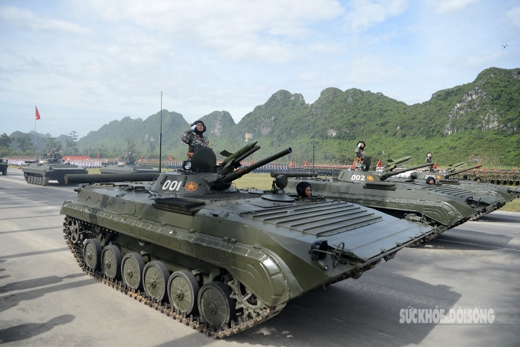 Xe tăng, xe thiết giáp được cải tiến, hiện đại hóa hùng dũng tiến qua lễ đài.