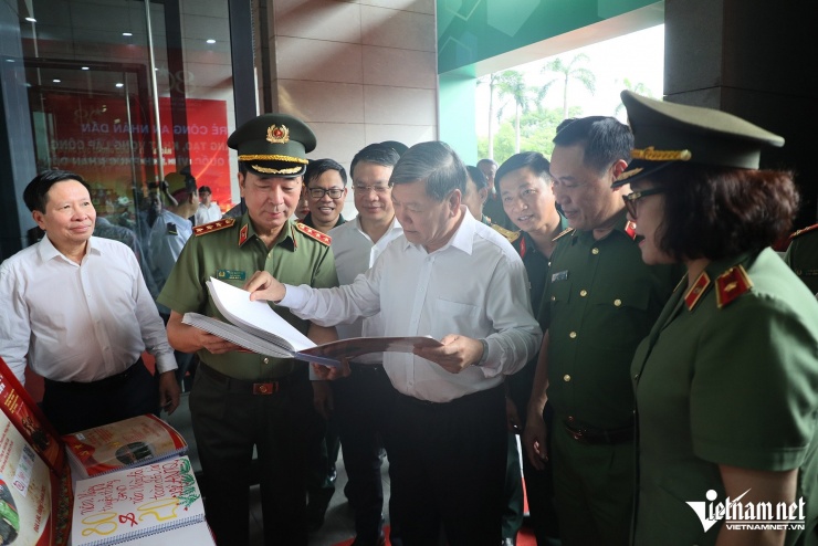 Cũng trong sáng nay, Bộ Công an đã trao 80 giải A, B, C và khuyến khích cho các tác giả tham gia Cuộc thi tìm hiểu 80 năm Ngày truyền thống Công an nhân dân, 20 năm Ngày hội toàn dân bảo vệ an ninh Tổ quốc.