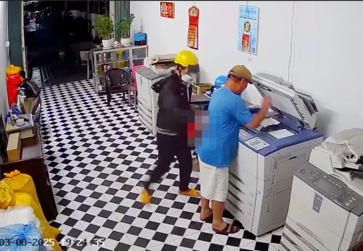 Nam thanh niên dùng dao đâm từ phía sau lưng chủ tiệm.