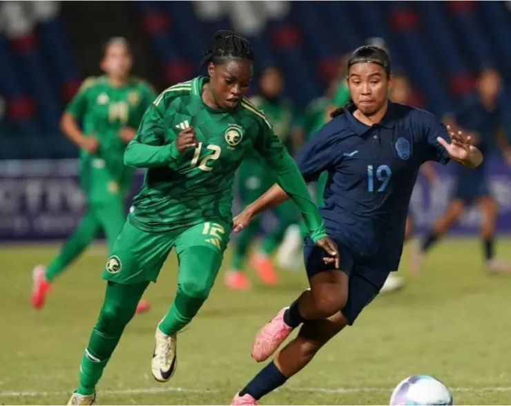 Campuchia (xanh đậm) trong trận thắng Saudi Arabia 2-1 ở vòng loại Asian Cup 2026,nhưng họ cũng không phải là đối thủ "cứng" của tuyển Việt Nam tối 6-8. Ảnh: AFC