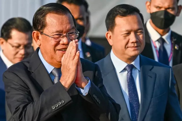 Chủ tịch Thượng viện Campuchia Hun Sen (trái) và Thủ tướng Campuchia Hun Manet. Ảnh: AFP