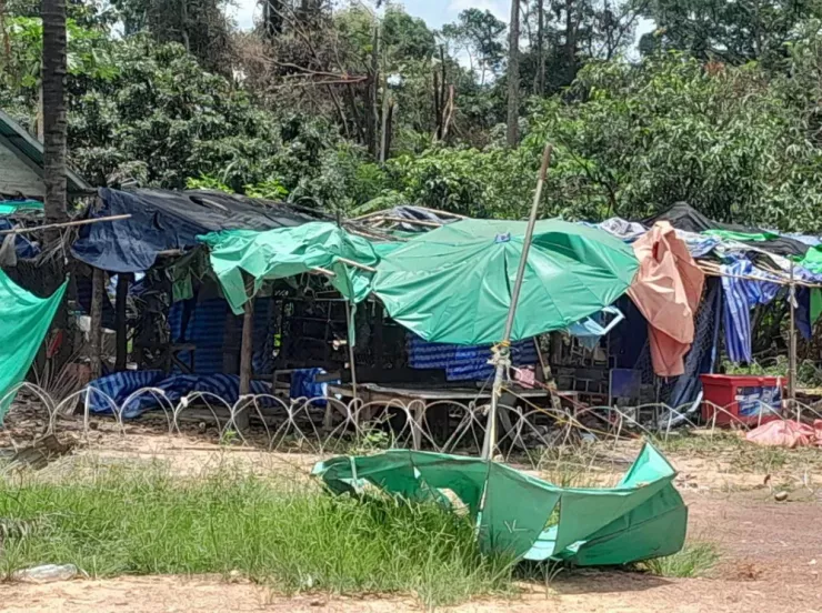 Hàng rào thép gai phía Campuchia cho là quân đội Thái Lan rào tại khu vực An Ses vào ngày 4-8. Ảnh: NETH PHEAKTRA