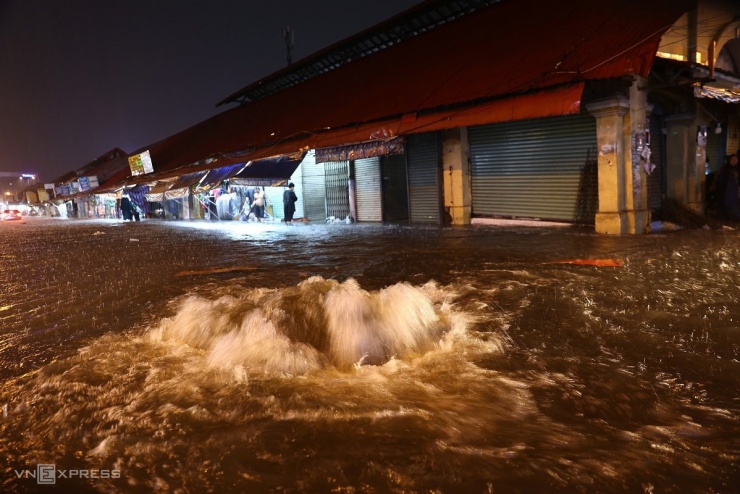 Ngập lút người và xe sau mưa lớn ở TP HCM - 6