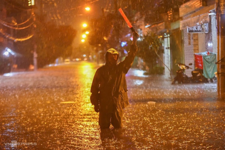 Ngập lút người và xe sau mưa lớn ở TP HCM - 9