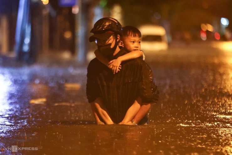 Ngập lút người và xe sau mưa lớn ở TP HCM - 8