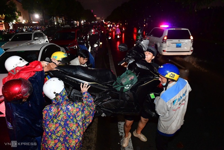 Ngập lút người và xe sau mưa lớn ở TP HCM - 13