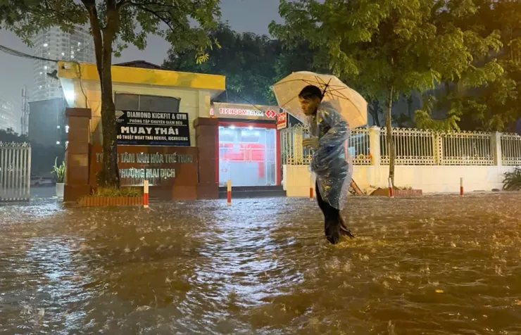 Khoảng hơn 19 giờ chiều tối ngày 5-8, trận mưa lớn trút xuống nhiều khu vực ở Hà Nội đã khiến nhiều tuyến phố tạm thời bị ngập úng.