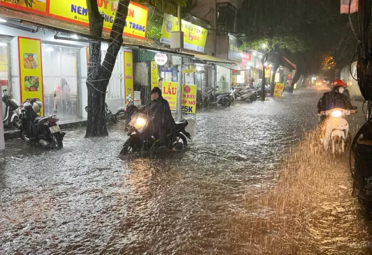 Ghi nhận trên đường Trần Bình, trận mưa lớn kéo dài khiến con đường "hóa sông" tạm thời.