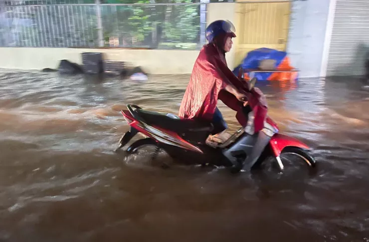 Nhiều phương tiện chết máy khi di chuyển qua các điểm ngập lụt.