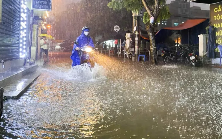 Đợt mưa này sẽ gây ngập úng cục bộ cho nhiều tuyến phố, với độ ngập phổ biến từ 0,20 - 0,4m, có nơi ngập sâu hơn. Thời gian ngập khoảng 20 - 30 phút, có nơi lâu hơn.