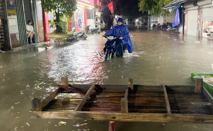 Trên phố Nhật Tảo, người dân xung quanh đó đã phải dùng vật chắn để cảnh báo người đi đường.
