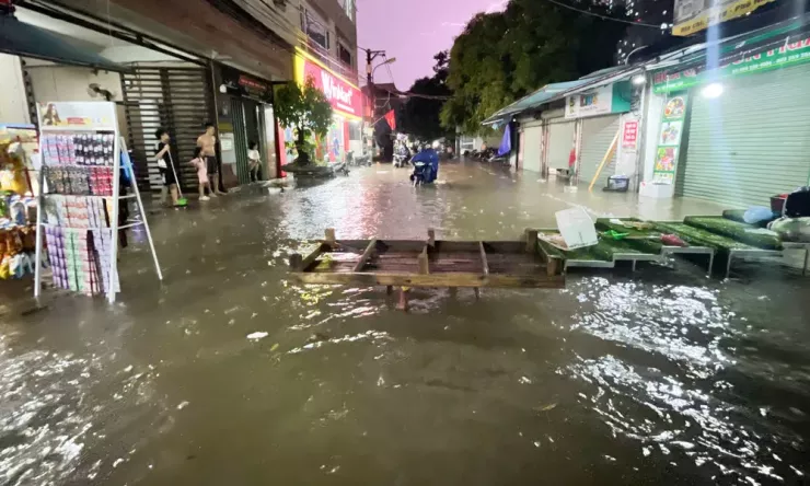 Trận mưa lớn kéo dài khiến nhiều tuyến phố ở Hà Nội &#39;hóa sông&#39; - 7