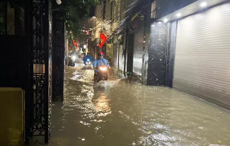 Hà Nội vừa trải qua những ngày nắng nóng kỷ lục. Nhiều người mong chờ vào một cơn mưa để "giải nhiệt", nhưng trận mưa như trút nước tối nay đã khiến nhiều tuyến phố "hóa sông".