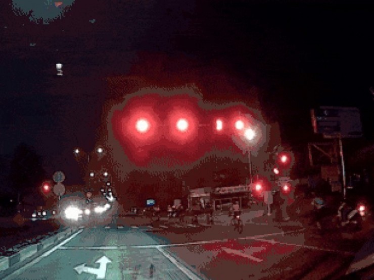 [CLIP] Đoàn người đi xe đạp vượt đèn đỏ trên tuyến đường huyết mạch tại TPHCM