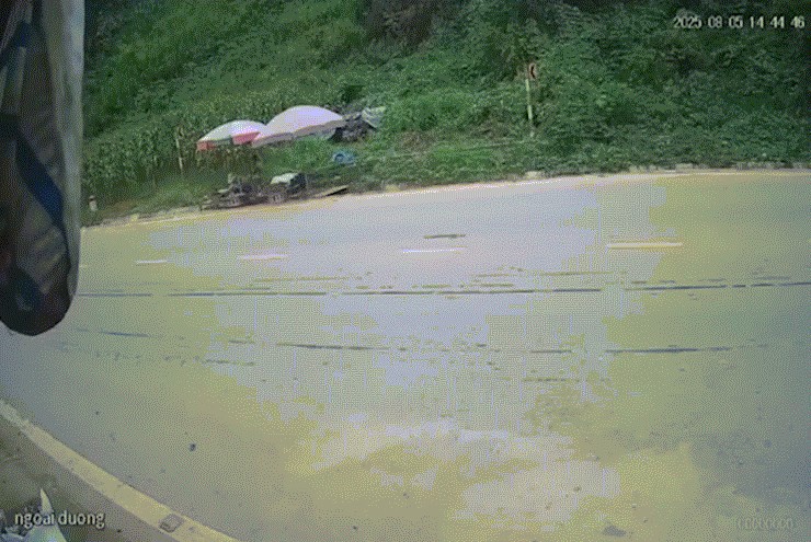 Video: Lật xe tải trên quốc lộ, chủ sạp hàng ven đường gặp nạn