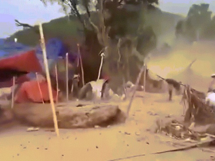 VIDEO: Người dân hô hoán nhau bỏ chạy khi lốc xoáy bất ngờ ập đến