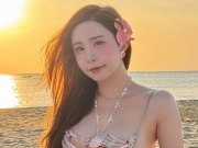 Quỳnh Nga khoe eo 56 cm với bikini ở Quan Lạn