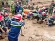 Cảnh sát bạt núi, dỡ cây, lội bộ hơn 45 km cứu dân