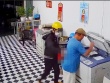 Xin tiền không được, nam thanh niên rút dao đâm chủ tiệm photocopy