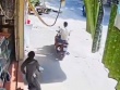 VIDEO: Nữ chủ quán bất lực đuổi theo người đàn ông vào quán "ôm" 3 két bia lên xe máy bỏ chạy