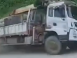 Video: Lật xe tải trên quốc lộ, chủ sạp hàng ven đường gặp nạn
