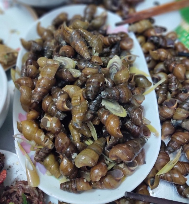 Một số người dân còn dùng mẹo dân gian như giã ớt hoặc vắt nước chanh vào chậu ngâm để rút ngắn thời gian làm sạch.
