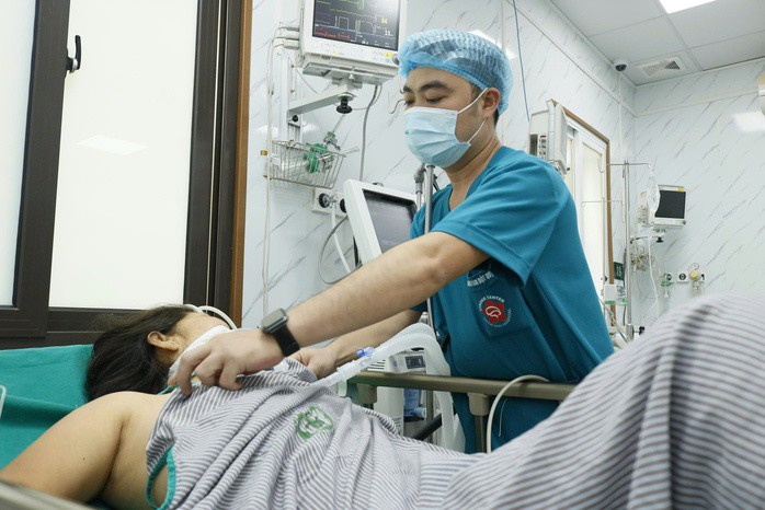 Chăm sóc, điều trị bệnh nhân tại Trung tâm Đột quỵ, Bệnh viện Bạch Mai. Ảnh: Đỗ Hằng