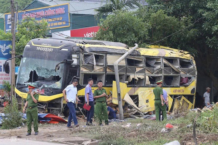 Hiện trường vụ lật xe khách ở Hà Tĩnh khiến 10 người tử vong, 15 người bị thương