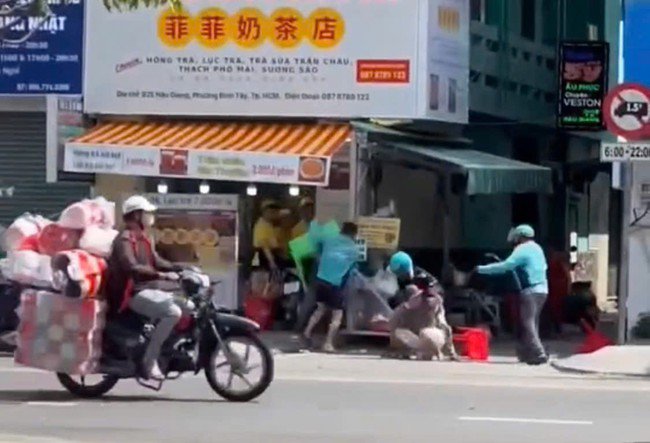 Hình ảnh nhóm người xô xát.