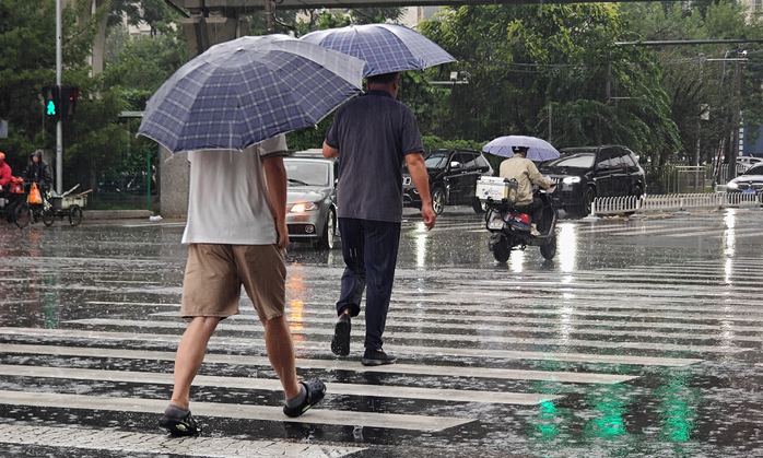 Cơ quan dự báo thời tiết cảnh báo mưa lớn tại thủ đô Bắc Kinh. Ảnh: VCG