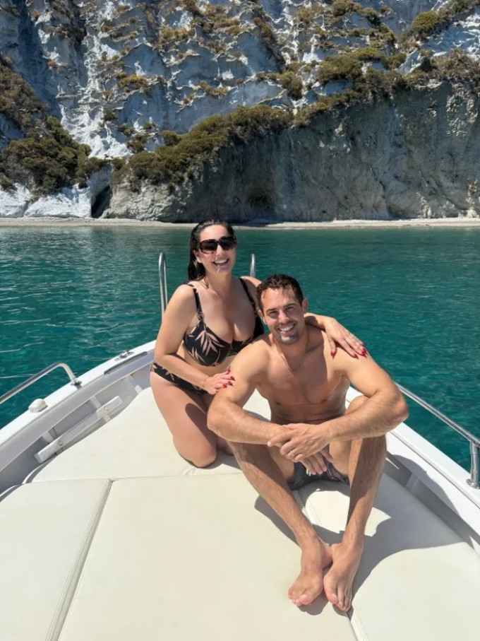 Kelly Brook và chồng, Jeremy Parisi, trong kỳ nghỉ ở Italy tuần trước.