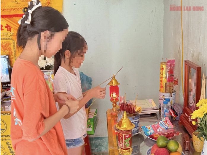 Hai em của Tr. thắp hương cho chị