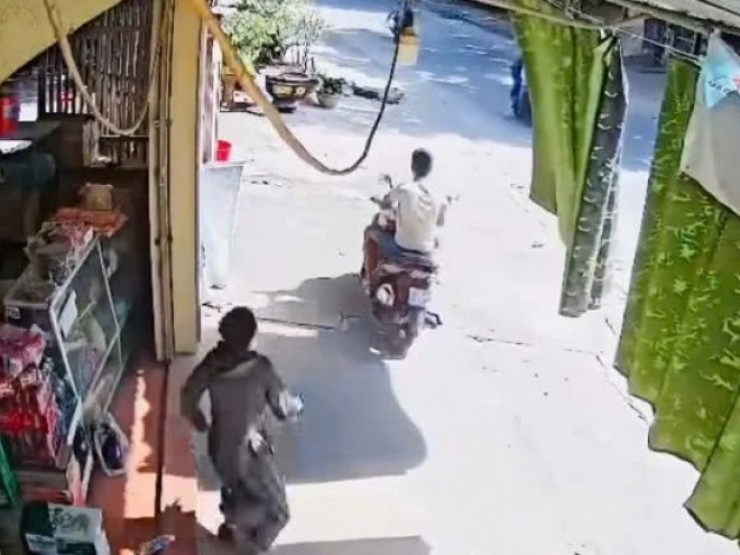VIDEO: Nữ chủ quán bất lực đuổi theo người đàn ông vào quán "ôm" 3 két bia lên xe máy bỏ chạy