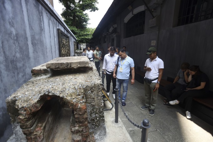 Du khách Ấn Độ tham quan Nhà tù Hỏa Lò. Ảnh: Phạm Chiểu