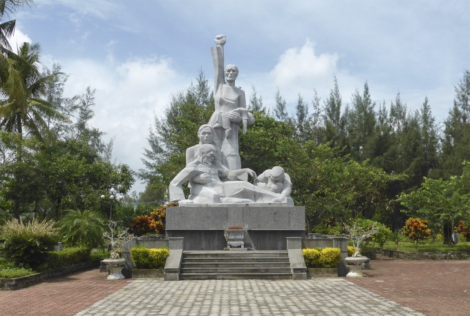 Tượng đài tại chứng tích Sơn Mỹ. Ảnh: Wiki