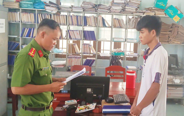 Bị can Phạm Duy Thanh đang nghe tống đạt các quyết định