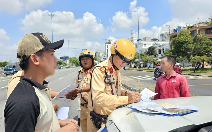 CSGT TP HCM lập chốt trên đường Võ Văn Kiệt, phường An Đông.