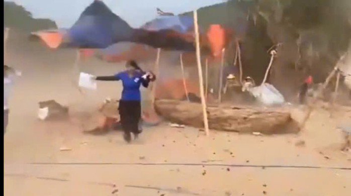 Người dân tháo chạy khi lốc xoáy bất ngờ ập đến