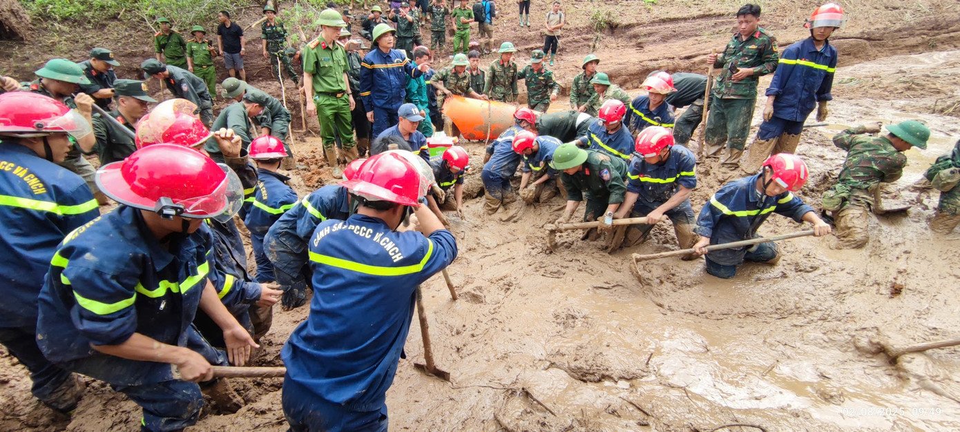Thượng tá Nguyễn Văn Thưởng (đứng giữa trong ảnh bên trái) chỉ đạo tìm kiếm thi thể nạn nhân.