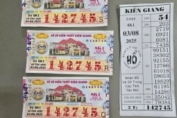 Người mẹ được các con  " hộ tống "  đi đổi vé số trúng giải độc đắc