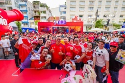 Gilberto Silva “gây sốt” khi xuất hiện ở sự kiện OMO Pháo Đài Lấm Bẩn, fan vây kín chụp ảnh