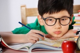 Cận thị học đường gia tăng: Giải pháp chống cận, bảo vệ mắt từ đèn học UNIQ trong mùa tựu trường