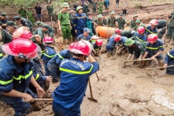 Cảnh sát bạt núi, dỡ cây, lội bộ hơn 45 km cứu dân