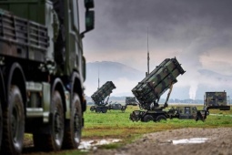 Quốc gia NATO đầu tiên chi tiền mua vũ khí Mỹ để cấp cho Ukraine