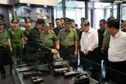 Xem súng bắn góc, camera đặc biệt chống khủng bố của lực lượng Công an nhân dân