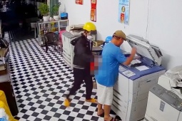 Xin tiền không được, nam thanh niên rút dao đâm chủ tiệm photocopy