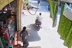 VIDEO: Nữ chủ quán bất lực đuổi theo người đàn ông vào quán  " ôm "  3 két bia lên xe máy bỏ chạy