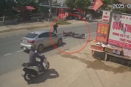 Clip: Hai xe máy đâm nhau như tên bắn, ôtô phanh gấp tránh tai nạn liên hoàn