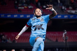 Neymar lập cú đúp giúp Santos thoát hiểm, xô xát đối phương gây tranh cãi